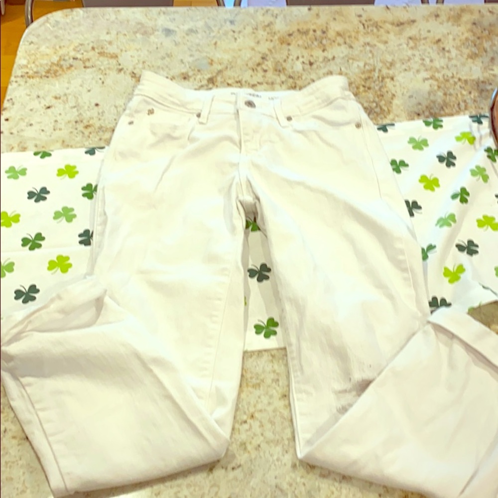 Women’s Levi’s white jeans 26